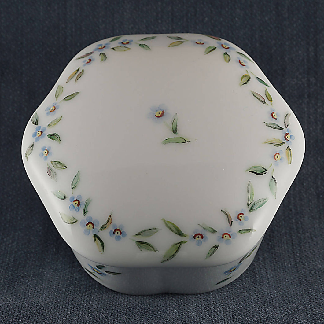 Trinket box with Forget-me-nots