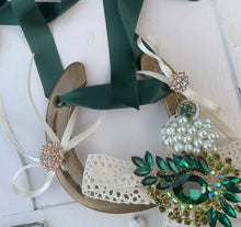 Load image into Gallery viewer, Emerald lucky Horse Shoe Wedding or Engagement gift
